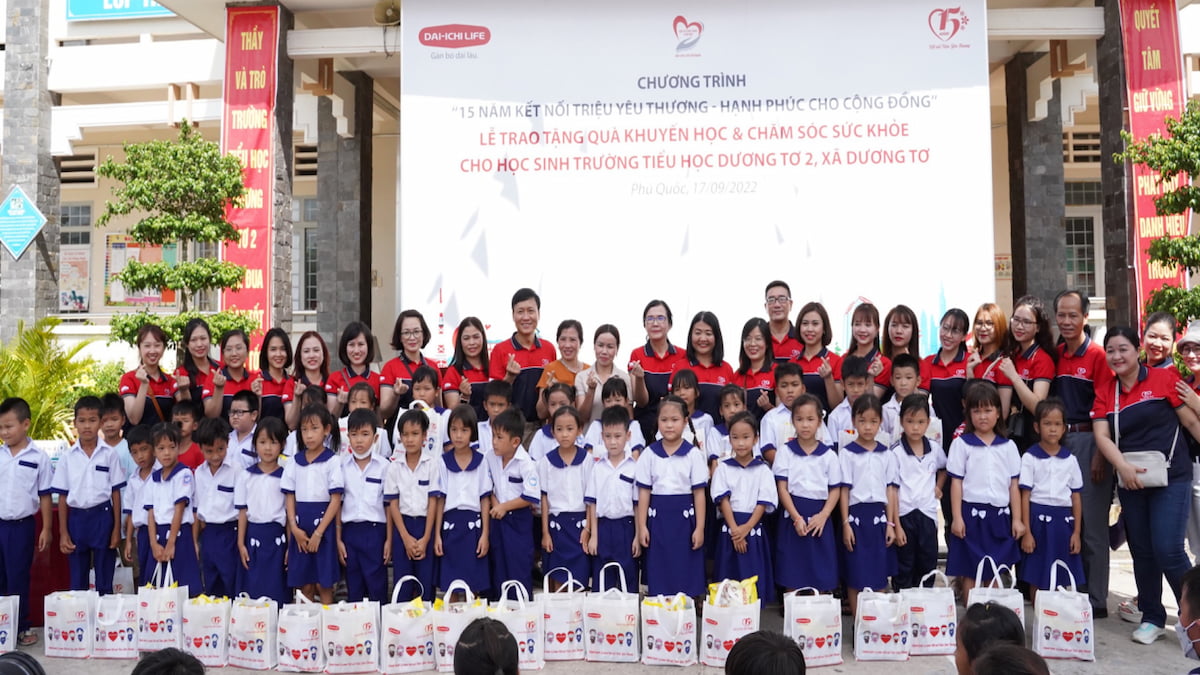 Đại diện Ban Giám đốc Dai-ichi Life Việt Nam đã đến thăm, trao tặng 150 phần quà gồm học bổng, sách, ba lô, quà chăm sóc vệ sinh cá nhân và dinh dưỡng trẻ em trị giá 100 triệu đồng cho học sinh có hoàn cảnh khó khăn của trường Tiểu học Dương Tơ 2, TP. Phú Quốc.